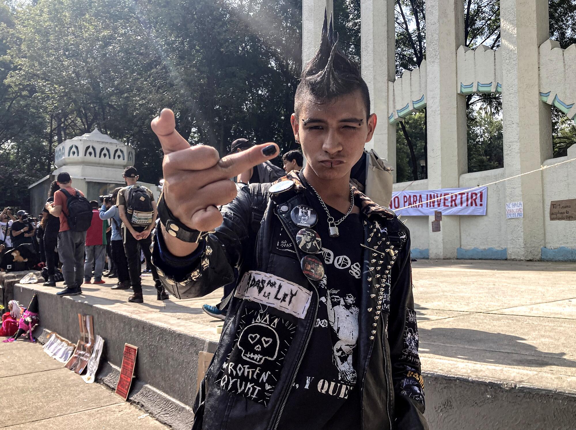 Rotten quien brinda testimonio sobre la gentrificación, posa para foto durante la marcha Antigentrificación, en la colonia Condesa, de Ciudad de México, 4 de julio 2025.